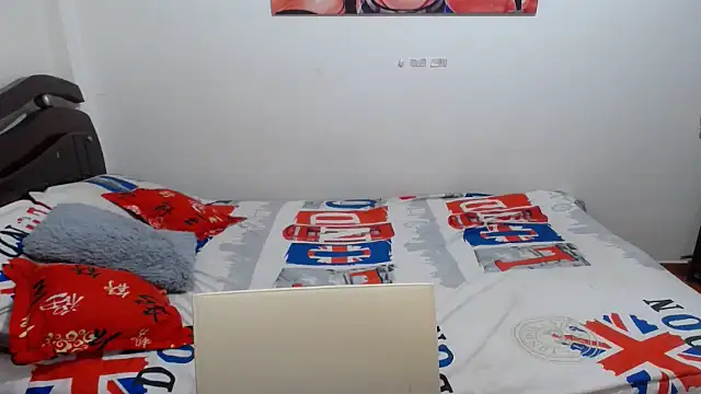 Snapshot of Tu-Reina chatting on October 2025 02:12:02 AM Tu-Reina online show from October 2025 02:12:02 AM