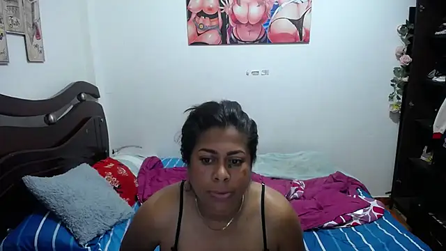 Snapshot of Tu-Reina chatting on November 2025 09:24:02 AM Tu-Reina online show from November 2025 09:24:02 AM