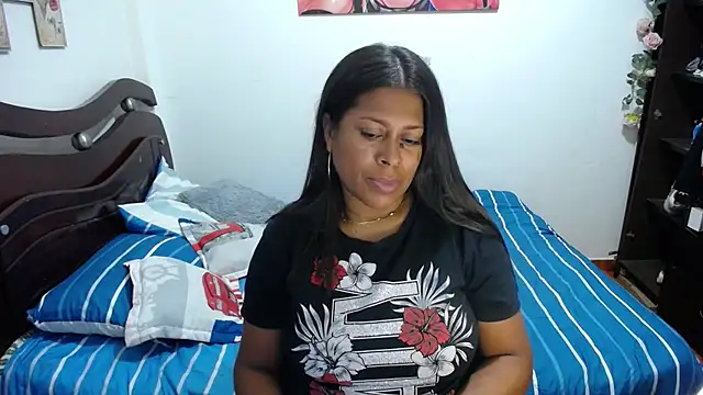 Snapshot of Tu-Reina chatting on November 2025 01:31:02 AM Tu-Reina online show from November 2025 01:31:02 AM