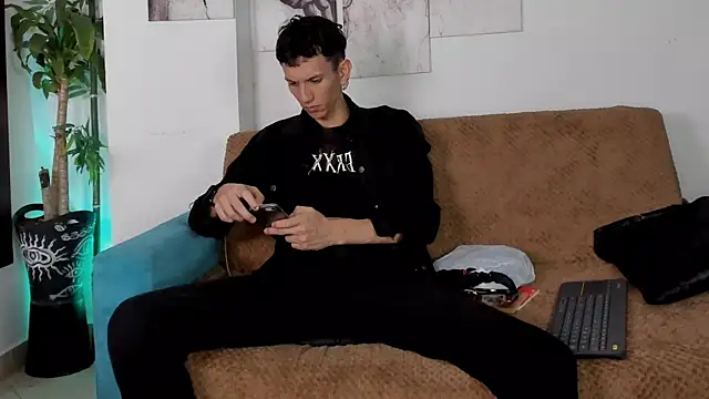 Giotrashy online show from December 2025 12:15:01 AM