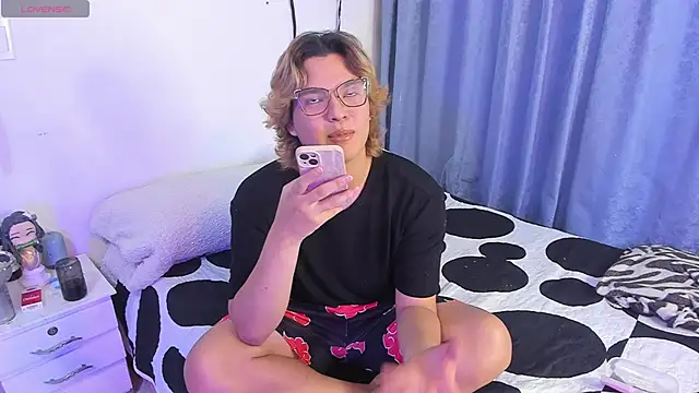 Snapshot of adam_angelssss chatting on May 2026 01:42:02 AM adam angelssss online show from May 2026 01:42:02 AM