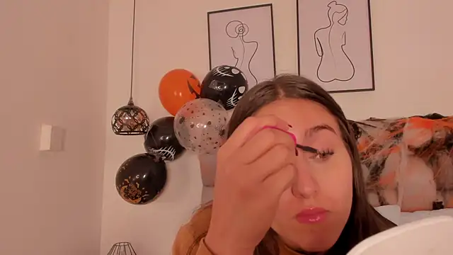 Hanna Evans   online show from October 2025 12:39:02 PM