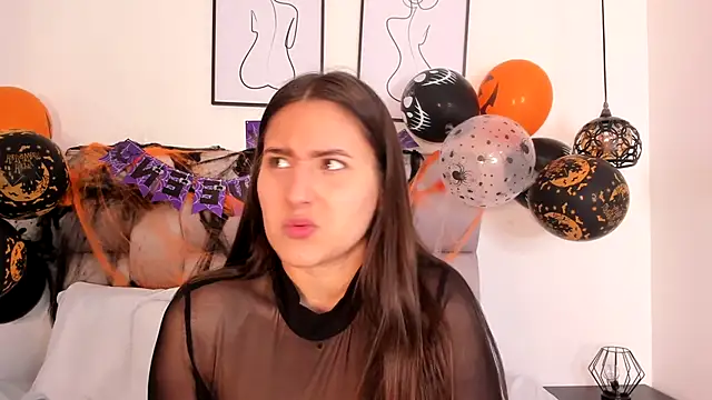 Hanna Evans   online show from October 2025 12:36:01 PM