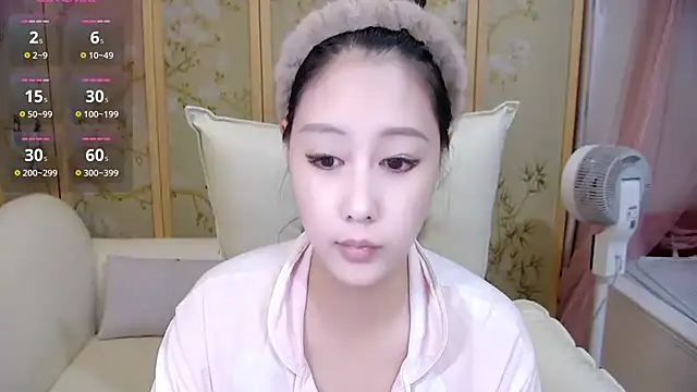 Snapshot of Xiaoxuan-baby chatting on October 2025 02:40:02 PM Xiaoxuan-baby online show from October 2025 02:40:02 PM