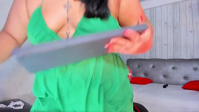 DianaGom online show from December 2025 01:02:02 PM