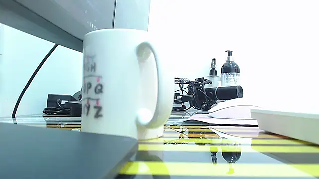 Coral Lise online show from December 2025 11:00:02 AM