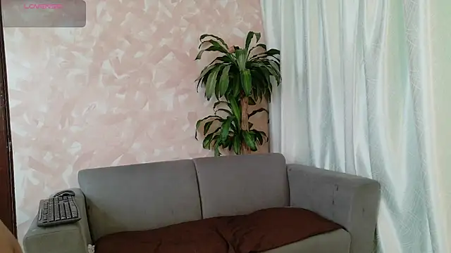 YuliethPetite online show from May 2026 01:25:01 PM