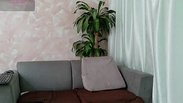 YuliethPetite online show from May 2026 02:42:02 PM
