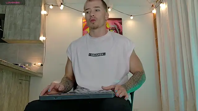 Ryannblue07 online show from November 2025 10:43:01 PM