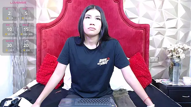 Lili Opal online show from November 2025 12:05:01 PM