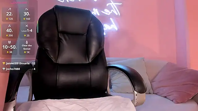 Snapshot of CandaseRussell chatting on December 2025 08:04:02 PM CandaseRussell online show from December 2025 08:04:02 PM