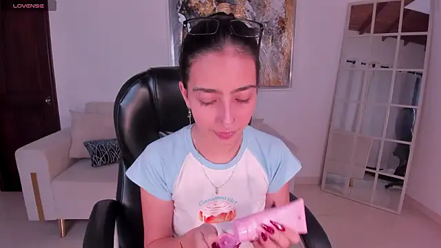 Snapshot of LarisaSmirnov chatting on February 2026 05:28:01 AM LarisaSmirnov online show from February 2026 05:28:01 AM