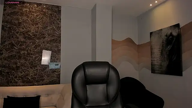 MaiaCollins online show from November 2025 05:50:01 PM