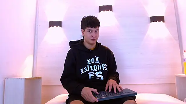 Jhojan twink online show from December 2025 01:13:02 PM