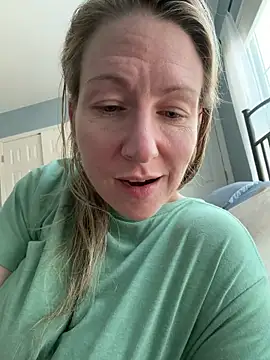 Snapshot of LittleMsMILF chatting on February 2026 09:47:02 PM LittleMsMILF online show from February 2026 09:47:02 PM