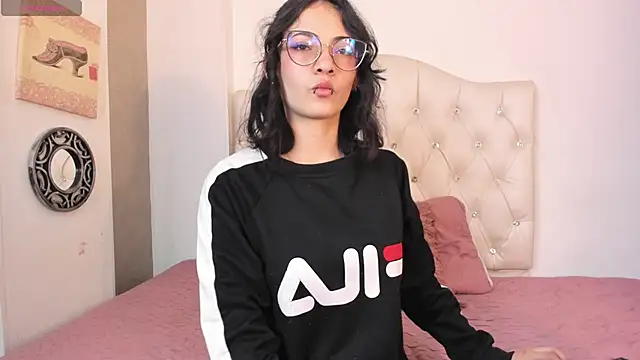 Snapshot of Moon__April chatting on December 2025 09:01:02 PM Moon April online show from December 2025 09:01:02 PM