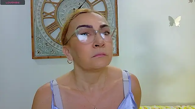 Kristalcyrus online show from May 2026 04:13:02 PM