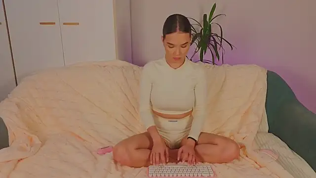 Snapshot of EmiliaDroll chatting on November 2025 07:02:02 AM EmiliaDroll online show from November 2025 07:02:02 AM