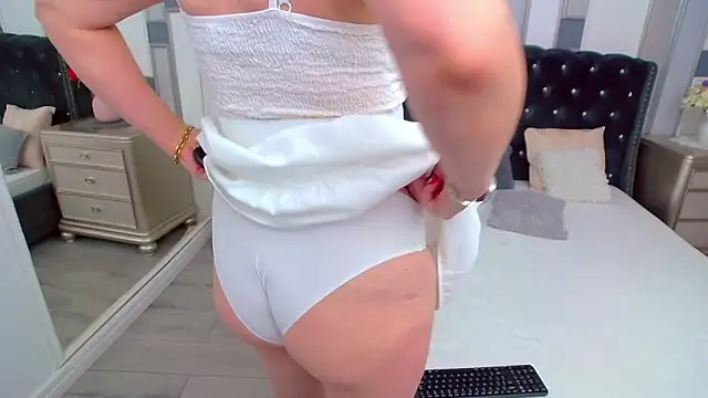 SuzzySun online show from October 2025 01:56:02 PM