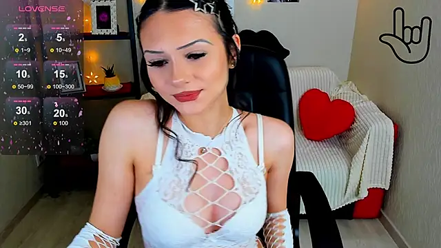 Kitti   online show from November 2025 01:44:02 AM