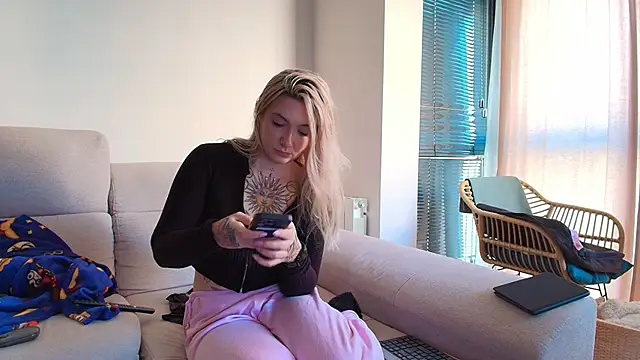 Snapshot of tattoobbgirl chatting on January 2026 11:47:01 AM tattoobbgirl online show from January 2026 11:47:01 AM