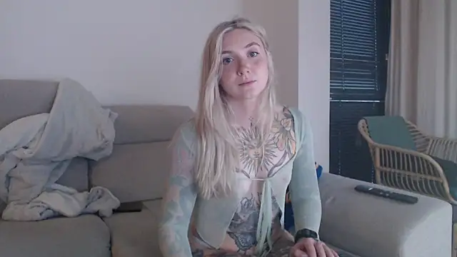 Snapshot of tattoobbgirl chatting on December 2025 04:32:02 PM tattoobbgirl online show from December 2025 04:32:02 PM