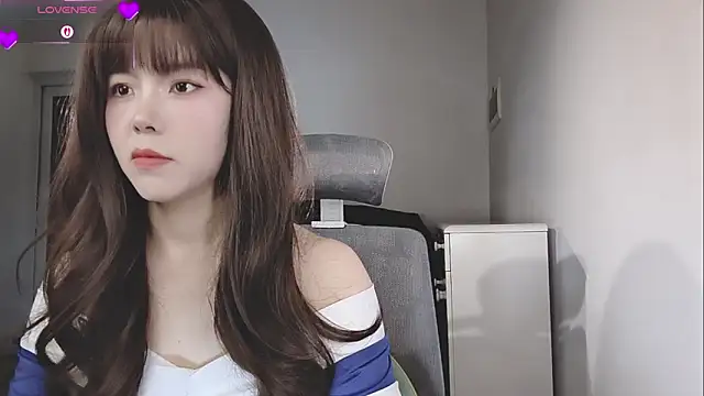 Snapshot of BlushDoll chatting on April 2026 05:25:01 PM BlushDoll online show from April 2026 05:25:01 PM