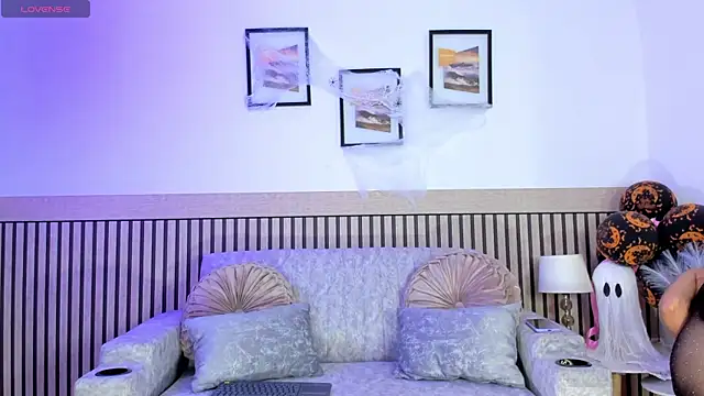 hanna mils online show from October 2025 04:23:02 AM