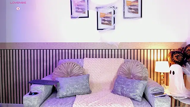 hanna mils online show from October 2025 05:04:02 AM