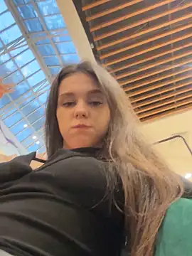 MilaBee online show from November 2025 09:15:02 AM