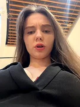 MilaBee online show from October 2025 09:19:01 AM