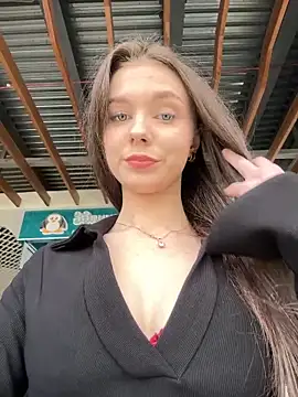 Snapshot of MilaBee chatting on October 2025 08:05:01 AM MilaBee online show from October 2025 08:05:01 AM