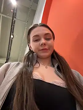 Snapshot of MilaBee chatting on April 2026 11:38:02 AM MilaBee online show from April 2026 11:38:02 AM