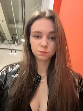 Snapshot of MilaBee chatting on May 2026 11:36:02 AM MilaBee online show from May 2026 11:36:02 AM