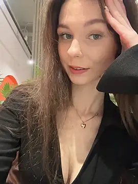 MilaBee online show from January 2026 11:02:02 AM