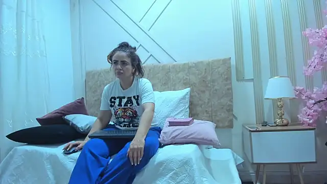 angelinarouse  online show from December 2025 04:56:02 AM