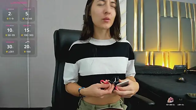 SaraJonness online show from November 2025 01:05:01 PM