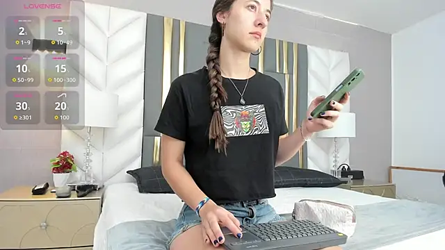 SaraJonness online show from November 2025 01:05:02 PM