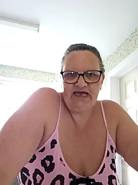 MissQueenBeex online show from April 2026 05:47:01 PM
