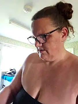 MissQueenBeex online show from May 2026 03:50:01 PM