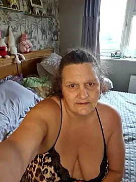 MissQueenBeex online show from December 2025 12:00:02 PM