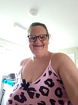 MissQueenBeex online show from April 2026 06:10:01 PM