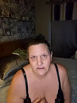 MissQueenBeex online show from April 2026 06:47:01 PM