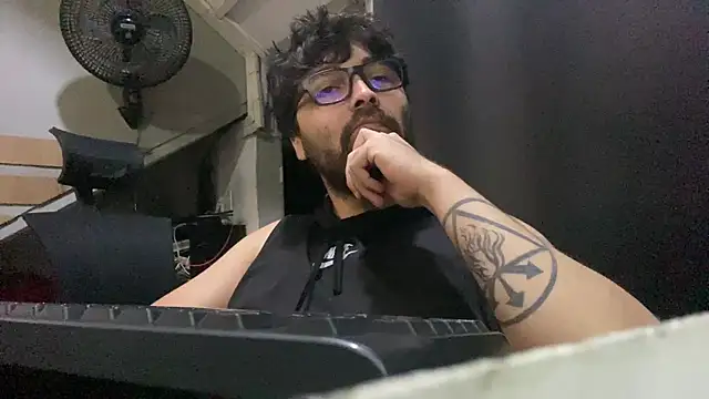 Snapshot of Freakydrag chatting on November 2025 03:54:02 AM Freakydrag online show from November 2025 03:54:02 AM