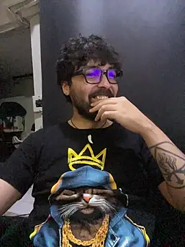 Snapshot of Freakydrag chatting on November 2025 04:05:01 AM Freakydrag online show from November 2025 04:05:01 AM