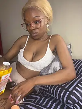 Snapshot of YummyMelanin117 chatting on October 2025 10:35:02 PM YummyMelanin117 online show from October 2025 10:35:02 PM