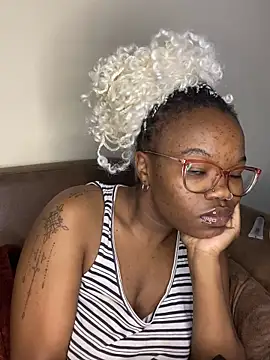 YummyMelanin117 online show from April 2026 01:33:01 AM