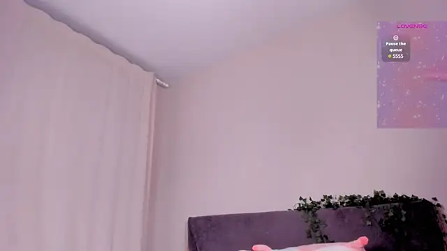 emmelieflorence online show from March 2026 06:37:02 PM