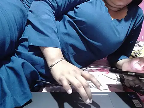 Snapshot of Flowing_love chatting on September 2025 06:11:01 PM Flowing love online show from September 2025 06:11:01 PM