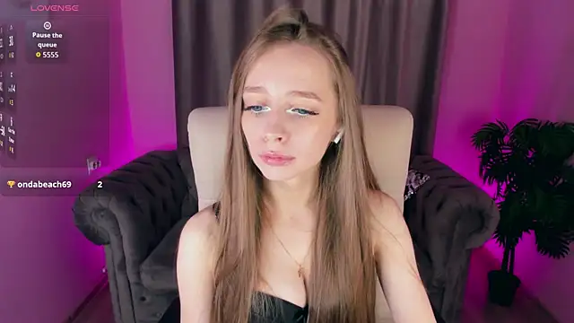 Snapshot of Amy_Waynee chatting on October 2025 06:19:02 PM Amy Waynee online show from October 2025 06:19:02 PM